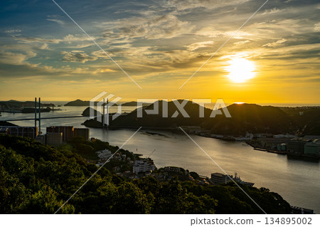 女神橋和從鍋館山展望台看到的日落景色（長崎市） 134895002