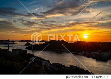 女神橋和從鍋館山展望台看到的日落景色（長崎市） 134895005