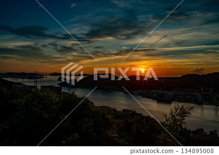 Megami Bridge and sunset view from Mt. Nabekanmuri Observatory (Nagasaki City) 134895008