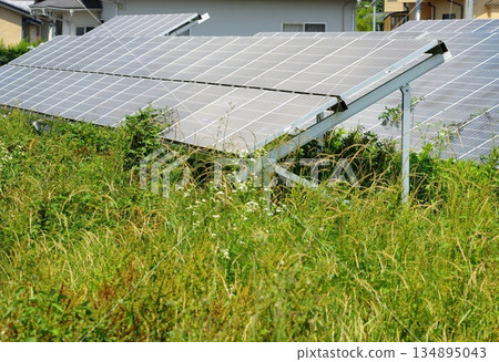 一座長滿雜草的太陽能發電廠 一座長滿雜草的太陽能發電廠 134895043