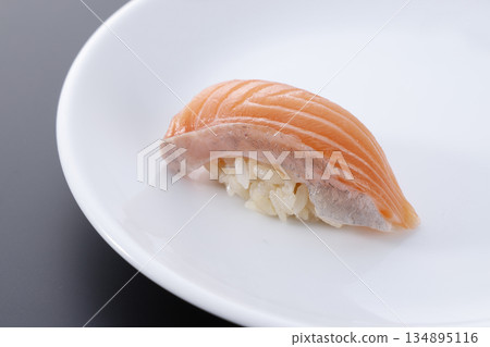 新鮮美味的鮭魚握壽司 134895116