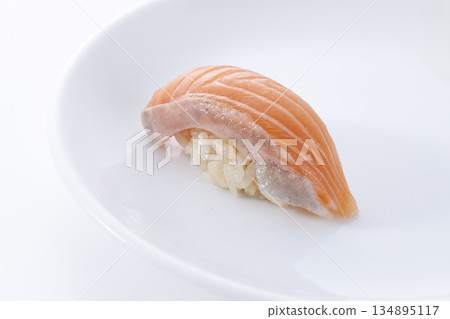 新鮮美味的鮭魚握壽司 134895117