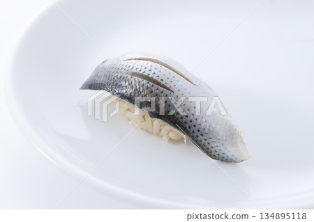 新鮮美味的小肌握壽司 134895118