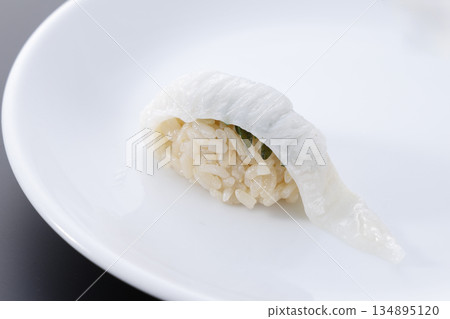 新鮮美味的比目魚握壽司。 134895120