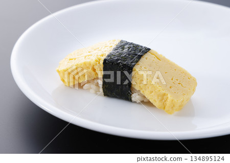 Fresh and delicious egg nigiri sushi 134895124