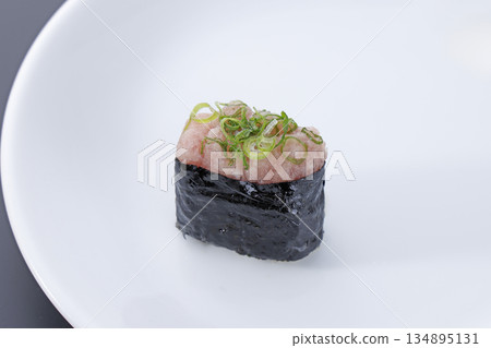 新鮮可口的negitoro軍艦 134895131