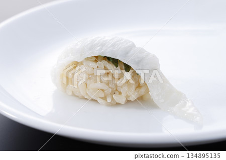 新鮮美味的比目魚握壽司。 新鮮美味的比目魚握壽司。 134895135