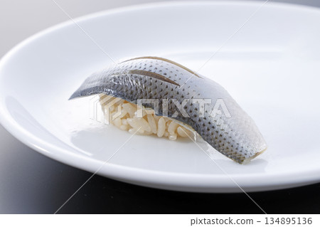 新鮮美味的小肌握壽司 新鮮美味的小肌握壽司 134895136
