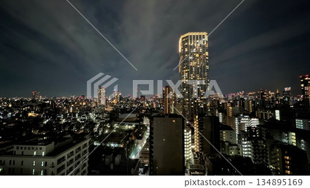 夜幕下閃耀的城市摩天大樓 | 東京商業區 | 房地產與城市發展 夜幕下閃耀的城市摩天大樓 | 東京商業區 | 房地產與城市發展 134895169