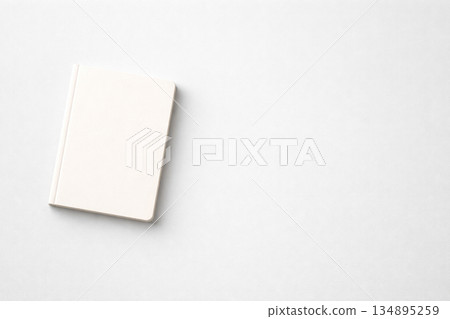 一張簡潔的白色背景筆記本圖片，充分利用了留白。 134895259