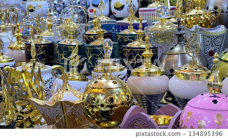 摩洛哥 | 異國風情市集整齊排列的燭台 | 傳統工藝品 134895396