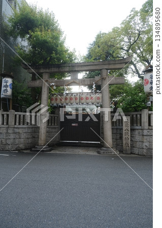Traditional Japanese Temple Gate With Sake Barrels 134895680