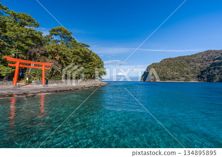 Morokuchi神社鳥居，駿河灣和富士山“戶田，沼津市” 134895895