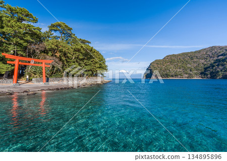 Morokuchi神社鳥居，駿河灣和富士山“戶田，沼津市” 134895896
