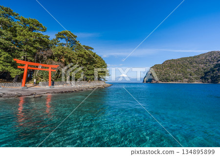 Morokuchi神社鳥居，駿河灣和富士山“戶田，沼津市” 134895899