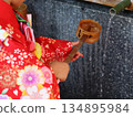 新年期間，一名身著和服的兒童在福岡市香梨神社的淨水池（朝水屋）舀水 | 新年、廣告和網路素材 134895984