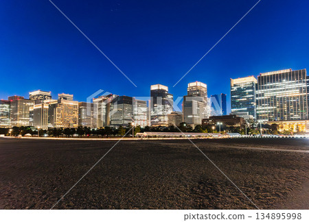 Tokyo: Marunouchi and the Imperial Palace Square at the end of the year 134895998
