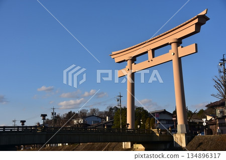 岐阜縣高山市－在高山春季祭典期間，櫻山八幡神社的大鳥居、宮前橋、流經市區的宮川以及周圍的街道，都構成了一幅美麗的畫卷。 134896317