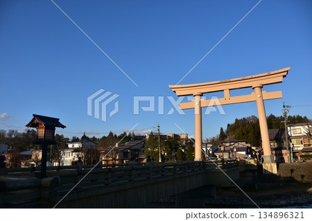 岐阜縣高山市-在高山春季祭典期間,櫻山八幡神社的大鳥居、宮前橋、流經市區的宮川以及周圍的街道,都構成了一幅美麗的畫卷。 岐阜縣高山市-在高山春季祭典期間,櫻山八幡神社的大鳥居、宮前橋、流經市區的宮川以及周圍的街道,都構成了一幅美麗的畫卷。 134896321
