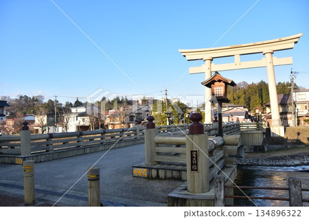 岐阜縣高山市－在高山春季祭典期間，櫻山八幡神社的大鳥居、宮前橋、流經市區的宮川以及周圍的街道，都構成了一幅美麗的畫卷。 134896322