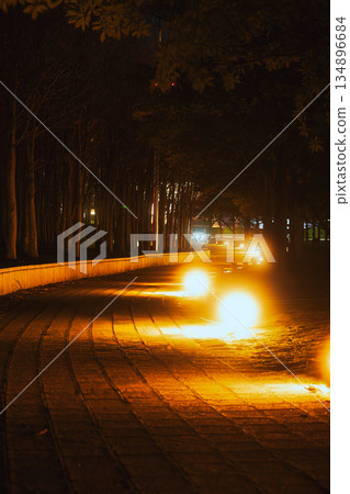 冬日晴朗的夜空與城市燈光形成鮮明對比 冬日晴朗的夜空與城市燈光形成鮮明對比 134896684