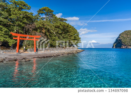 Morokuchi神社鳥居，駿河灣和富士山“戶田，沼津市” 134897098