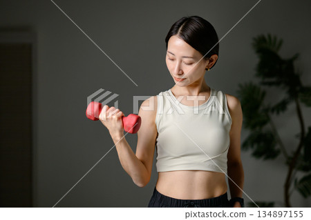 婦女的啞鈴鍛煉 134897155