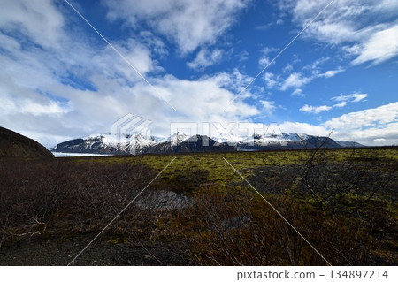 Iceland's magnificent natural scenery: a dynamic and spectacular Nordic landscape of snow-capped mountains and mossy wilderness 134897214