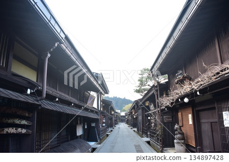 日本岐阜縣高山市的古老街道。散發著歷史氣息的老房子。高山春節期間的早晨景象。 日本岐阜縣高山市的古老街道。散發著歷史氣息的老房子。高山春節期間的早晨景象。 134897428