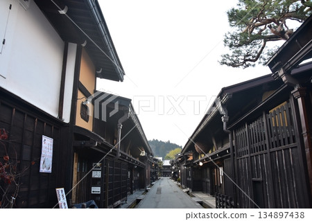 日本岐阜縣高山市的古老街道。散發著歷史氣息的老房子。高山春節期間的早晨景象。 日本岐阜縣高山市的古老街道。散發著歷史氣息的老房子。高山春節期間的早晨景象。 134897438