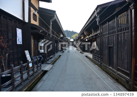 日本岐阜縣高山市的古老街道。散發著歷史氣息的老房子。高山春節期間的早晨景象。 134897439