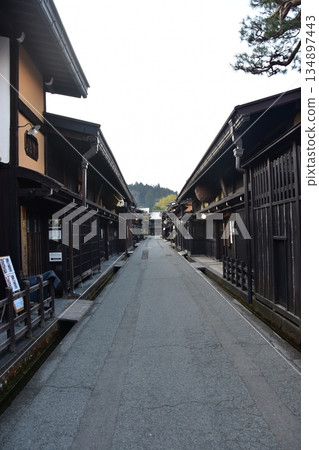 日本岐阜縣高山市的古老街道。散發著歷史氣息的老房子。高山春節期間的早晨景象。 日本岐阜縣高山市的古老街道。散發著歷史氣息的老房子。高山春節期間的早晨景象。 134897443