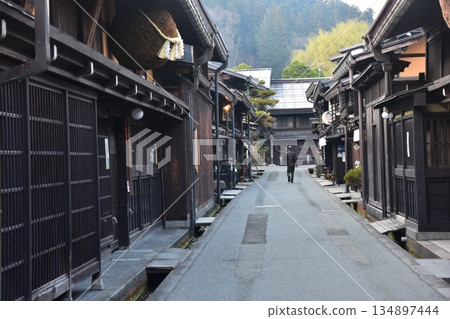 日本岐阜縣高山市的古老街道。散發著歷史氣息的老房子。高山春節期間的早晨景象。 日本岐阜縣高山市的古老街道。散發著歷史氣息的老房子。高山春節期間的早晨景象。 134897444