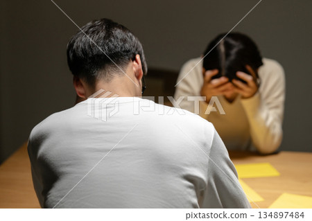 擔心收到律師函的男男女女 擔心收到律師函的男男女女 134897484