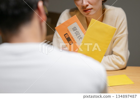 擔心收到律師函的男男女女 擔心收到律師函的男男女女 134897487