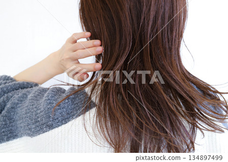 女人撫摸她的頭髮護髮 女人撫摸她的頭髮護髮 134897499
