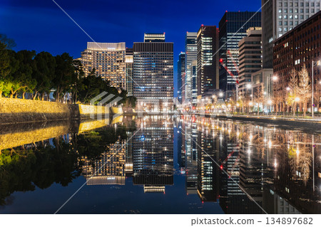 東京皇宮馬場崎護城河與丸之內夜景 134897682