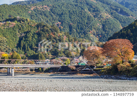 靜岡縣川根本町大井川鐵道千頭車站週邊的街景 134897759