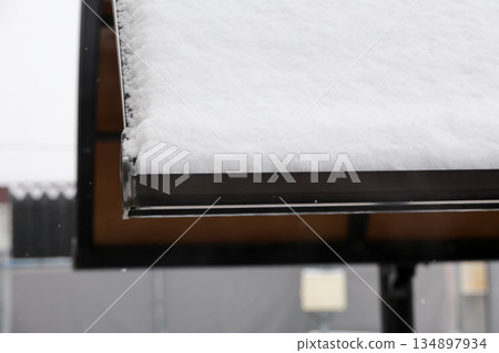 車庫、車棚、屋頂、冰、雪、汽車、雪景、冬季景色、雪景 134897934