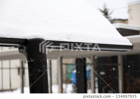 車庫、車棚、屋頂、冰、雪、汽車、雪景、冬季景色、雪景 134897935