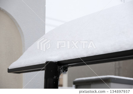 車庫、車棚、屋頂、冰、雪、汽車、雪景、冬季景色、雪景 134897937