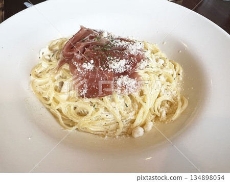 Carbonara pasta topped with prosciutto Carbonara pasta topped with prosciutto 134898054