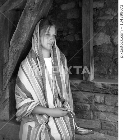 Young girl in retro shawl Young girl in retro shawl 134899072