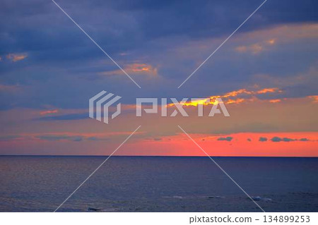 Setting sun 134899253