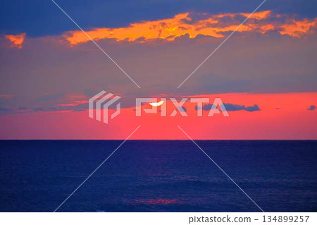 Setting sun 134899257