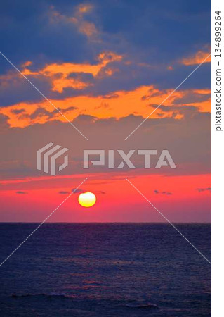 Setting sun 134899264