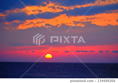 Setting sun 134899268