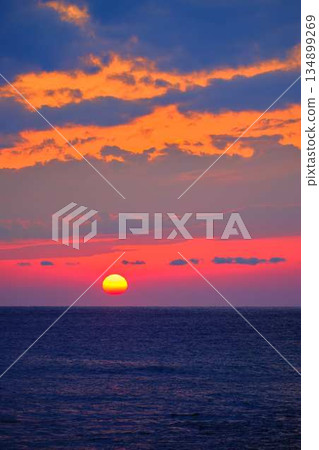 Setting sun 134899269