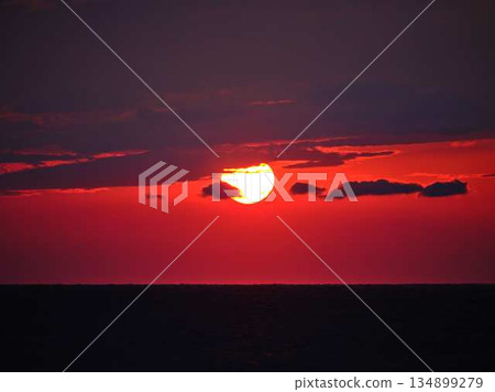 Setting sun 134899279