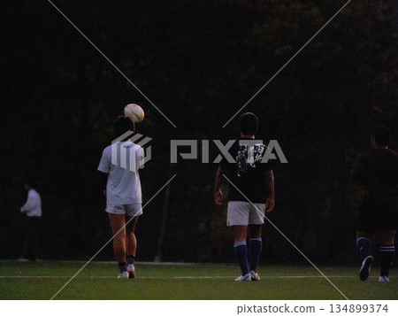 足球橄欖球俱樂部伸展運動 134899374